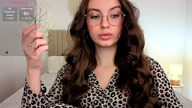 Snapshot of Real_cutie1 chatting on June 19, 1:04 pm Real cutie1 online show from June 19, 1:04 pm
