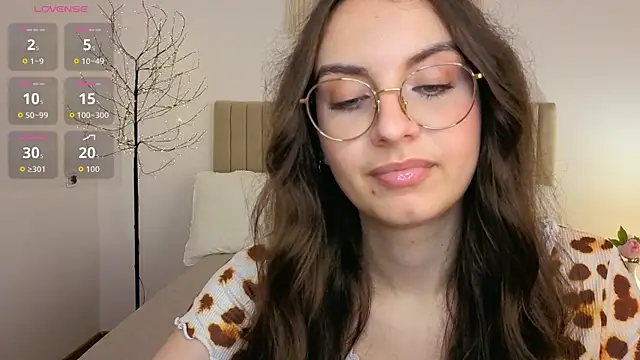 Snapshot of Real_cutie1 chatting on July 28, 6:20 pm Real cutie1 online show from July 28, 6:20 pm