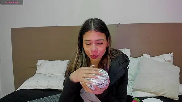 Snapshot of Rachell_criss chatting on April 10, 3:56 am Rachell criss online show from April 10, 3:56 am