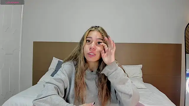 Snapshot of Rachell_criss chatting on May 13, 3:59 am Rachell criss online show from May 13, 3:59 am