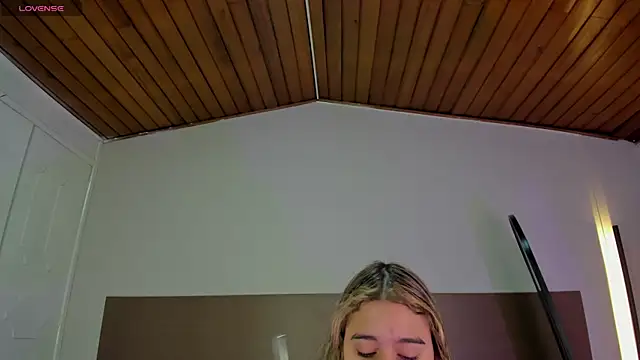 Snapshot of Rachell_criss chatting on May 15, 4:08 am Rachell criss online show from May 15, 4:08 am