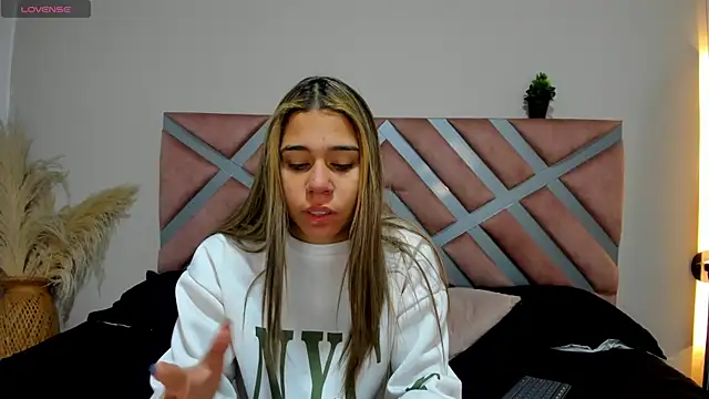 Snapshot of Rachell_criss chatting on June 3, 4:48 am Rachell criss online show from June 3, 4:48 am