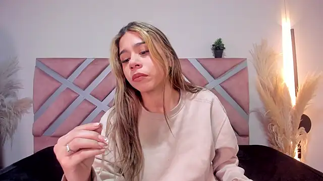 Snapshot of Rachell_criss chatting on June 23, 4:21 am Rachell criss online show from June 23, 4:21 am