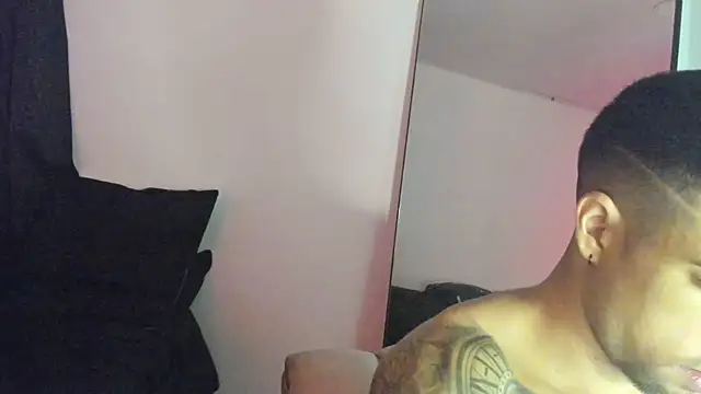 Snapshot of ThiagoLugo chatting on November 3, 2:02 am ThiagoLugo online show from November 3, 2:02 am