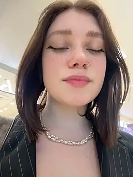 Snapshot of lucy-joy chatting on December 23, 7:39 am lucy-joy online show from December 23, 7:39 am