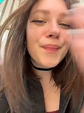 Snapshot of lucy-joy chatting on April 4, 9:40 am lucy-joy online show from April 4, 9:40 am
