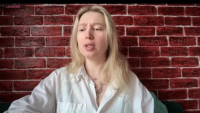 Snapshot of CitrusBlissss chatting on November 4, 2:32 am CitrusBlissss online show from November 4, 2:32 am