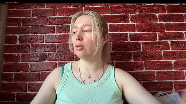 Snapshot of CitrusBlissss chatting on November 5, 2:44 am CitrusBlissss online show from November 5, 2:44 am