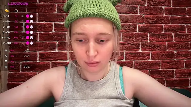 Snapshot of CitrusBlissss chatting on December 3, 3:43 pm CitrusBlissss online show from December 3, 3:43 pm