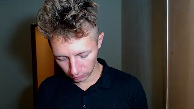 Snapshot of BlondZilla chatting on December 4, 3:05 am BlondZilla online show from December 4, 3:05 am