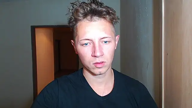 Snapshot of BlondZilla chatting on December 5, 7:28 am BlondZilla online show from December 5, 7:28 am