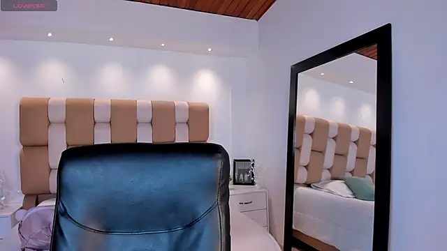 Snapshot of AidaJones chatting on October 30, 3:02 pm AidaJones online show from October 30, 3:02 pm