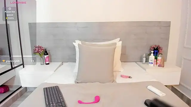 sunnyWhitee online show from October 8, 7:22 pm