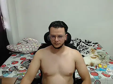 cloudsxxx online show from March 31, 7:03 pm