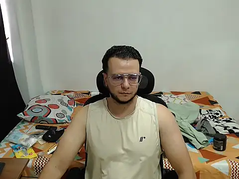 Snapshot of cloudsxxx chatting on April 1, 4:04 pm cloudsxxx online show from April 1, 4:04 pm