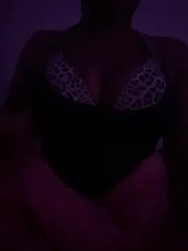 Snapshot of th33h0neyb33 chatting on December 14, 6:30 am th33h0neyb33 online show from December 14, 6:30 am