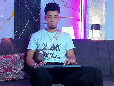 Snapshot of prince_arthur77 chatting on July 5, 4:03 pm prince arthur77 online show from July 5, 4:03 pm
