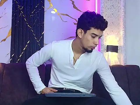 Snapshot of prince_arthur77 chatting on July 24, 1:53 pm prince arthur77 online show from July 24, 1:53 pm