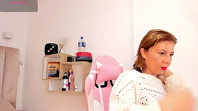 Clhoe Johnson online show from October 6, 11:51 am