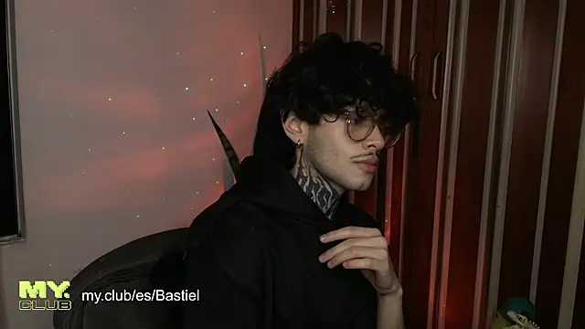 Snapshot of Mihail_leroy chatting on April 5, 2:09 am Mihail leroy online show from April 5, 2:09 am