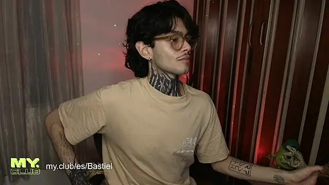 Snapshot of Mihail_leroy chatting on April 10, 1:22 am Mihail leroy online show from April 10, 1:22 am