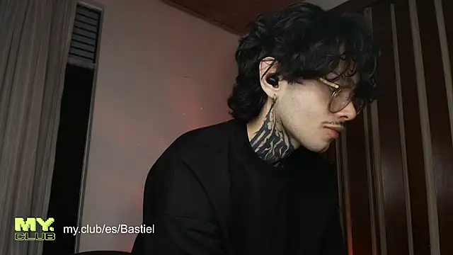 Snapshot of Mihail_leroy chatting on April 11, 3:33 am Mihail leroy online show from April 11, 3:33 am