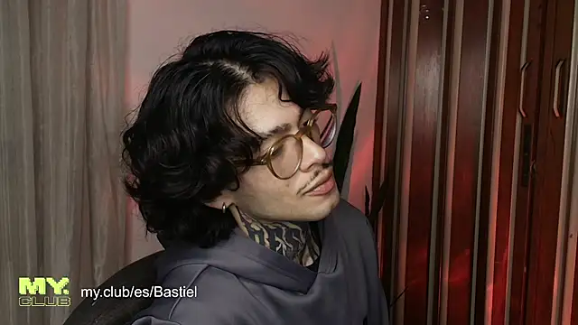 Snapshot of Mihail_leroy chatting on April 18, 1:20 am Mihail leroy online show from April 18, 1:20 am