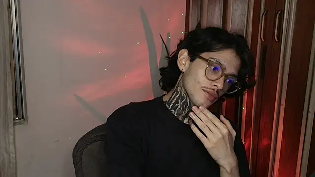 Snapshot of Mihail_leroy chatting on May 14, 3:57 am Mihail leroy online show from May 14, 3:57 am