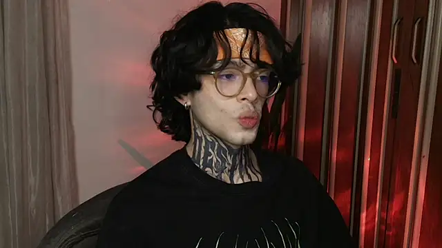 Snapshot of Mihail_leroy chatting on May 22, 1:46 am Mihail leroy online show from May 22, 1:46 am