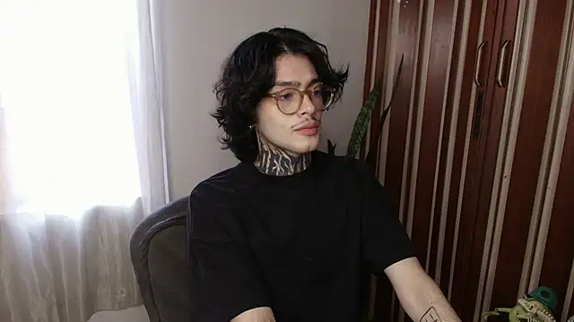 Snapshot of Mihail_leroy chatting on June 6, 10:25 pm Mihail leroy online show from June 6, 10:25 pm