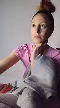 Snapshot of AnneNay chatting on February 18, 1:01 am AnneNay online show from February 18, 1:01 am