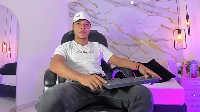 Snapshot of Ricky_Owens1 chatting on October 13, 1:11 pm Ricky Owens1 online show from October 13, 1:11 pm