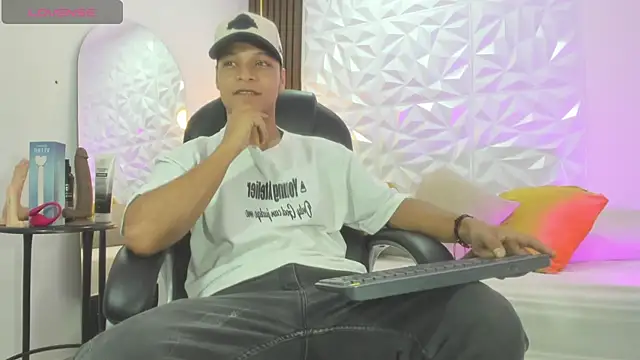 Snapshot of Ricky_Owens1 chatting on October 18, 1:45 pm Ricky Owens1 online show from October 18, 1:45 pm