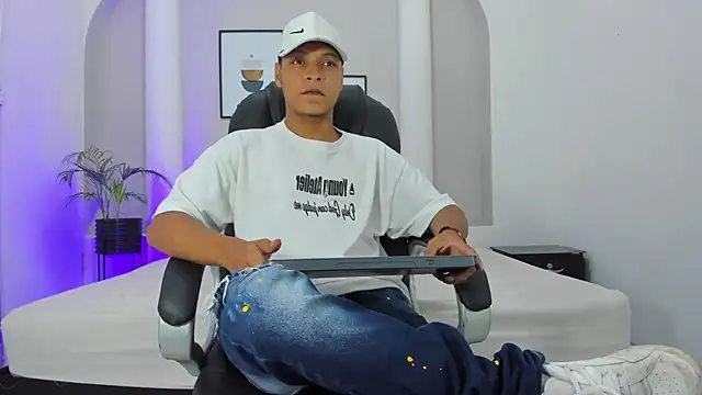 Snapshot of Ricky_Owens1 chatting on November 10, 8:08 pm Ricky Owens1 online show from November 10, 8:08 pm