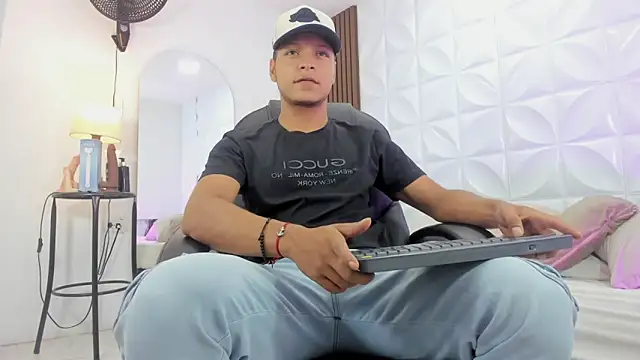 Snapshot of Ricky_Owens1 chatting on November 23, 2:28 pm Ricky Owens1 online show from November 23, 2:28 pm