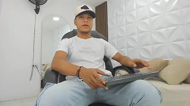 Snapshot of Ricky_Owens1 chatting on November 24, 8:41 pm Ricky Owens1 online show from November 24, 8:41 pm