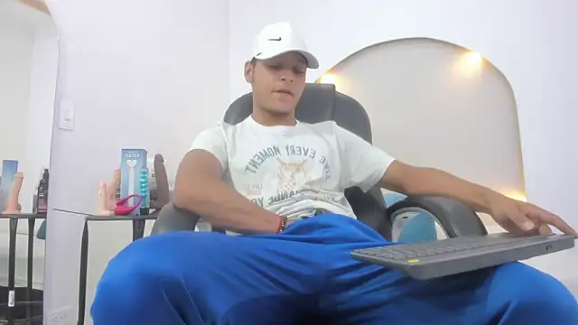 Snapshot of Ricky_Owens1 chatting on December 2, 8:48 pm Ricky Owens1 online show from December 2, 8:48 pm