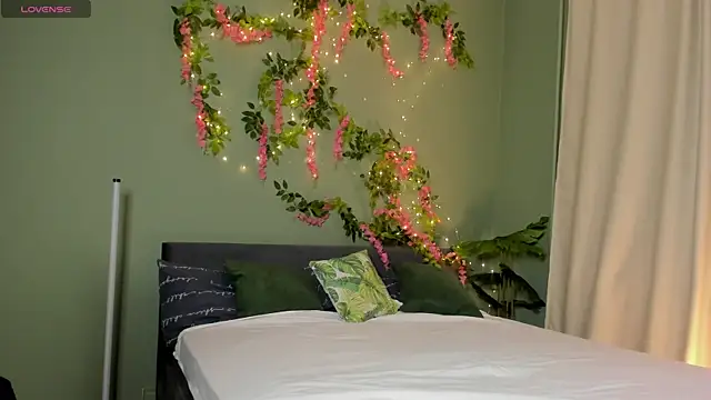 Lisbeth  Salander online show from December 4, 2:32 am