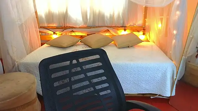 loreaniss online show from October 22, 7:46 pm