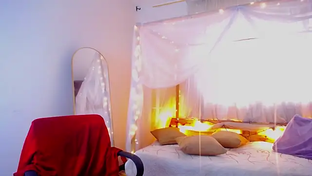 loreaniss online show from December 5, 8:05 pm