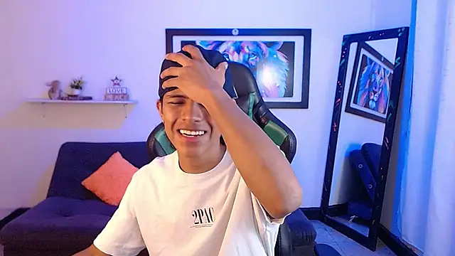 Snapshot of dreyk20 chatting on October 22, 1:22 pm dreyk20 online show from October 22, 1:22 pm