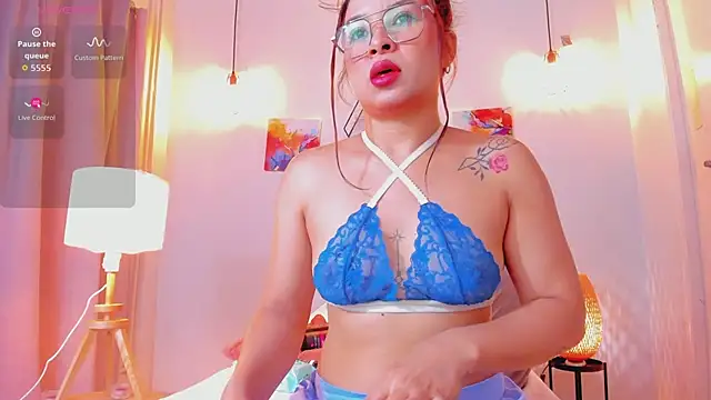 Karlaliones69 online show from February 10, 11:36 am