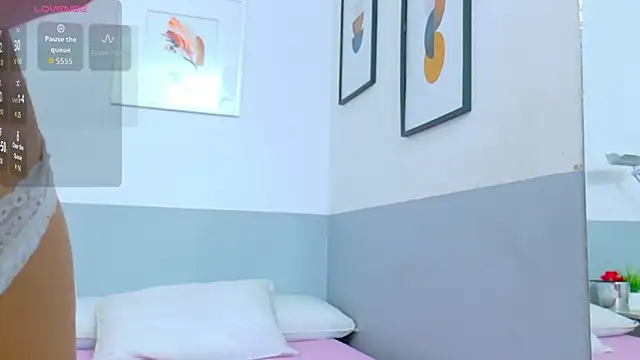 cutepetitee online show from October 3, 7:55 pm