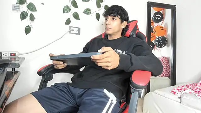 Snapshot of axel_rousse2 chatting on November 5, 10:32 pm axel rousse2 online show from November 5, 10:32 pm