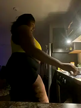 Snapshot of BlueMoney100 chatting on November 18, 10:47 pm BlueMoney100 online show from November 18, 10:47 pm