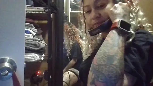 Snapshot of Flossee chatting on January 8, 11:40 pm Flossee online show from January 8, 11:40 pm