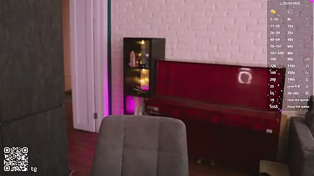 Snapshot of KendalHottt chatting on October 15, 4:34 am KendalHottt online show from October 15, 4:34 am