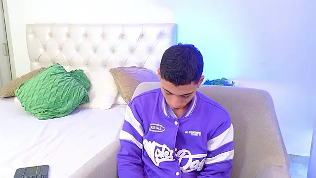 yulian vasquez online show from February 7, 12:20 pm