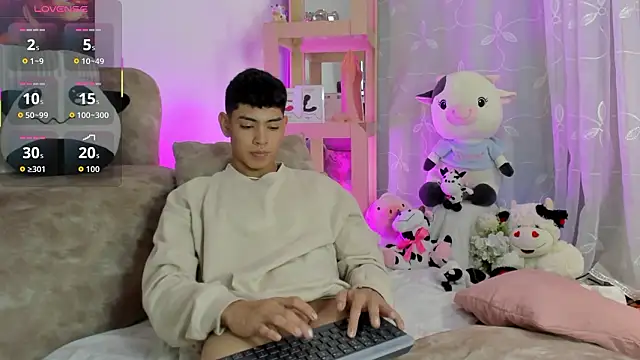 LoganTwink18 online show from February 14, 1:24 am