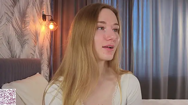 ElvinaRose online show from May 16, 4:31 am